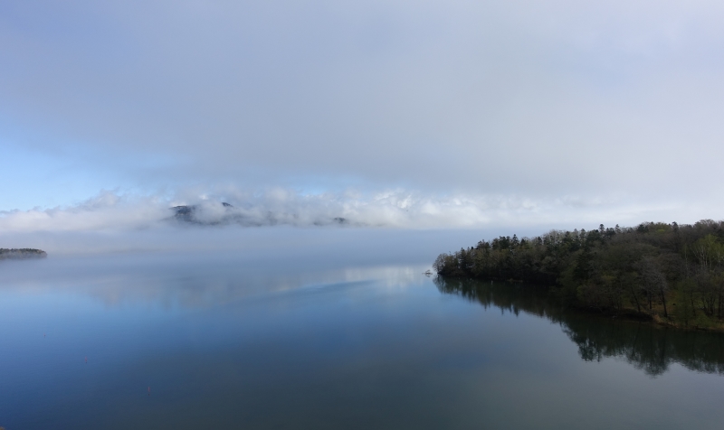朝靄の阿寒湖