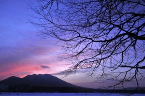 夕暮れの阿寒湖と花火