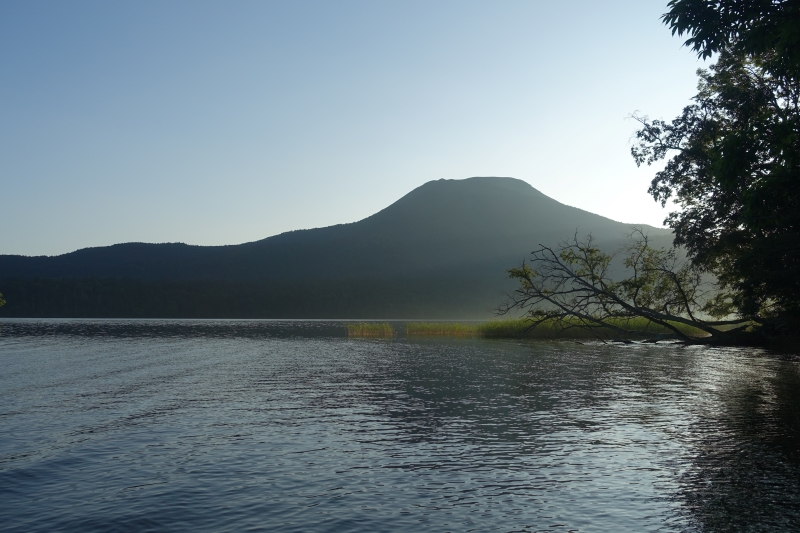 雄阿寒岳と阿寒湖