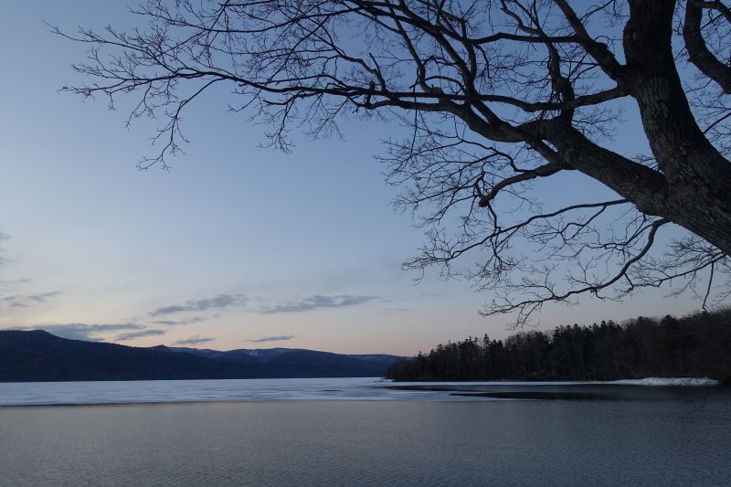 阿寒湖に春の夕暮れ