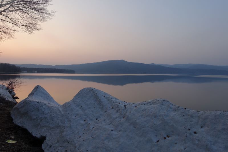 名残の雪が湖岸に少し