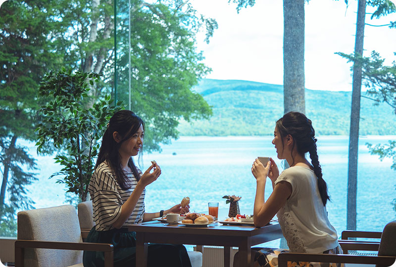 窓外の景色もご馳走の朝食